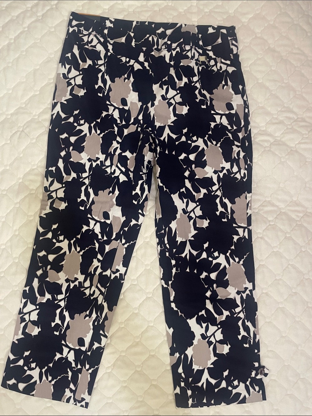 BNWT Rafaella Black, White & Taupe Floral Cropped Pants, size 12